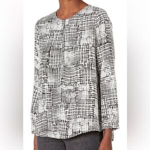 Black and white Nic + Zoe button blouse